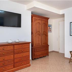 4 bedroom villa with pool close to beach on Akrotiri peninsula, sleeps 8